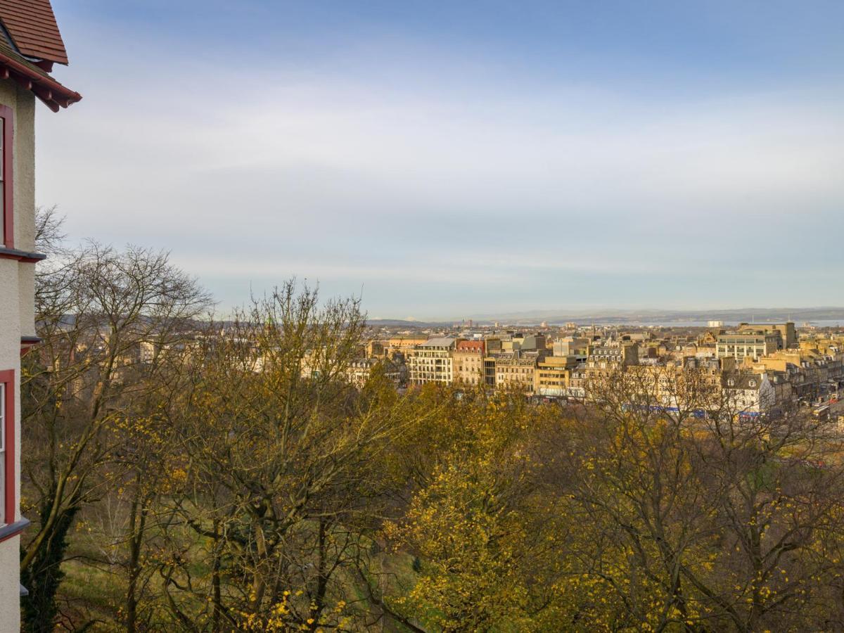 Pass The Keys Historic Ramsay Garden Apt With Balcony Views Единбург Екстер'єр фото
