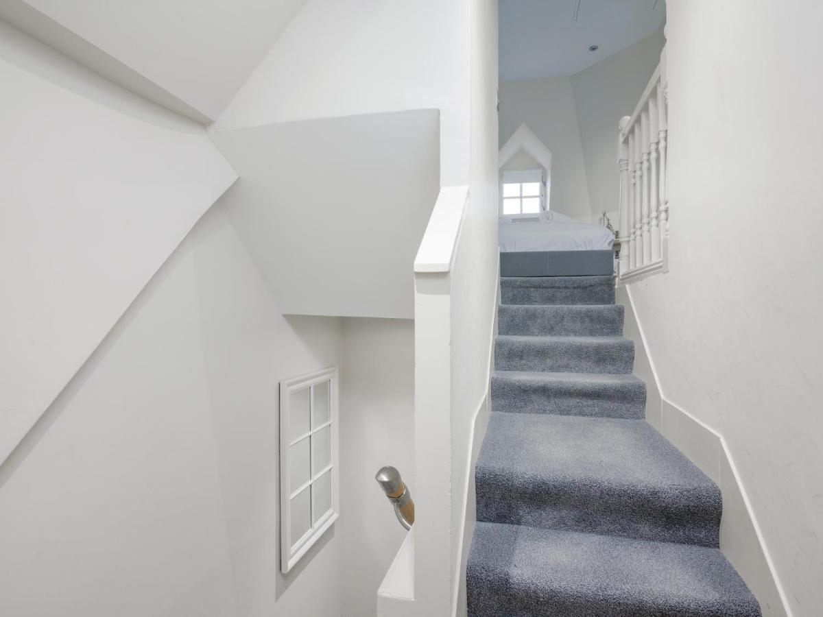 Pass The Keys Historic Ramsay Garden Apt With Balcony Views Единбург Екстер'єр фото