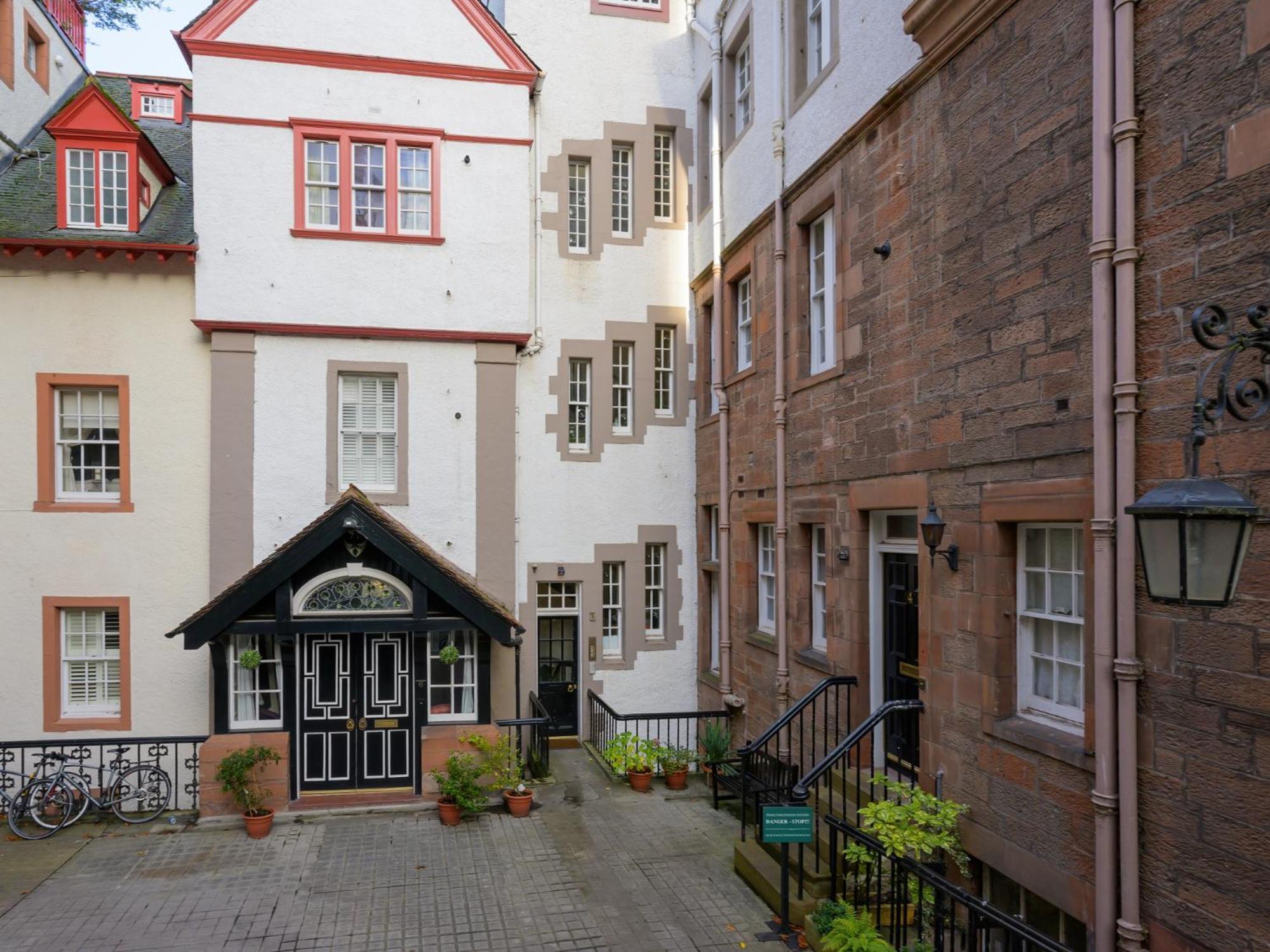 Pass The Keys Historic Ramsay Garden Apt With Balcony Views Единбург Екстер'єр фото